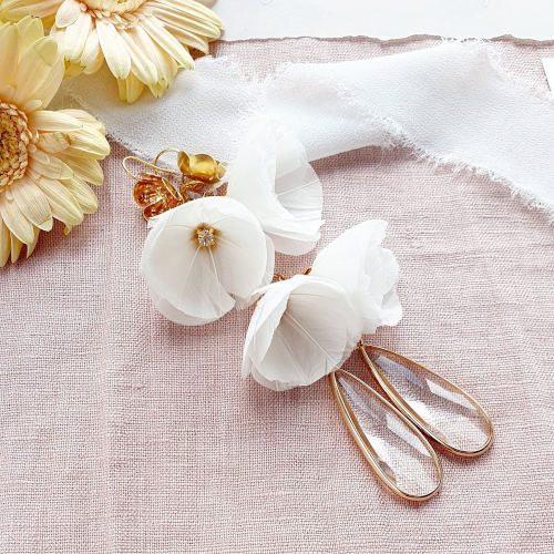 Featherly kwiatowe kolczyki z piórkami na ślub, biżuteria ślubna pillow design, pillow design